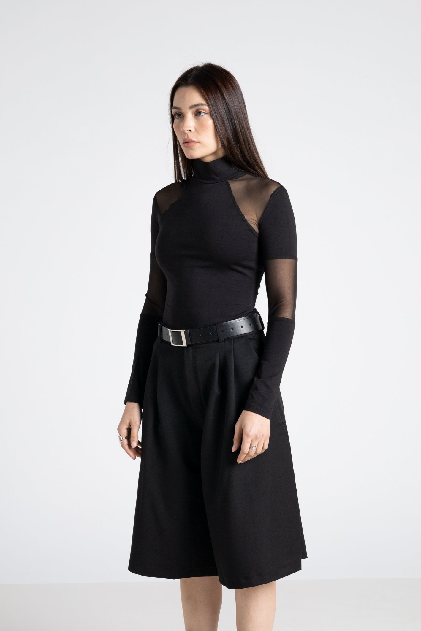 Top de malla transparente negro de cuello alto