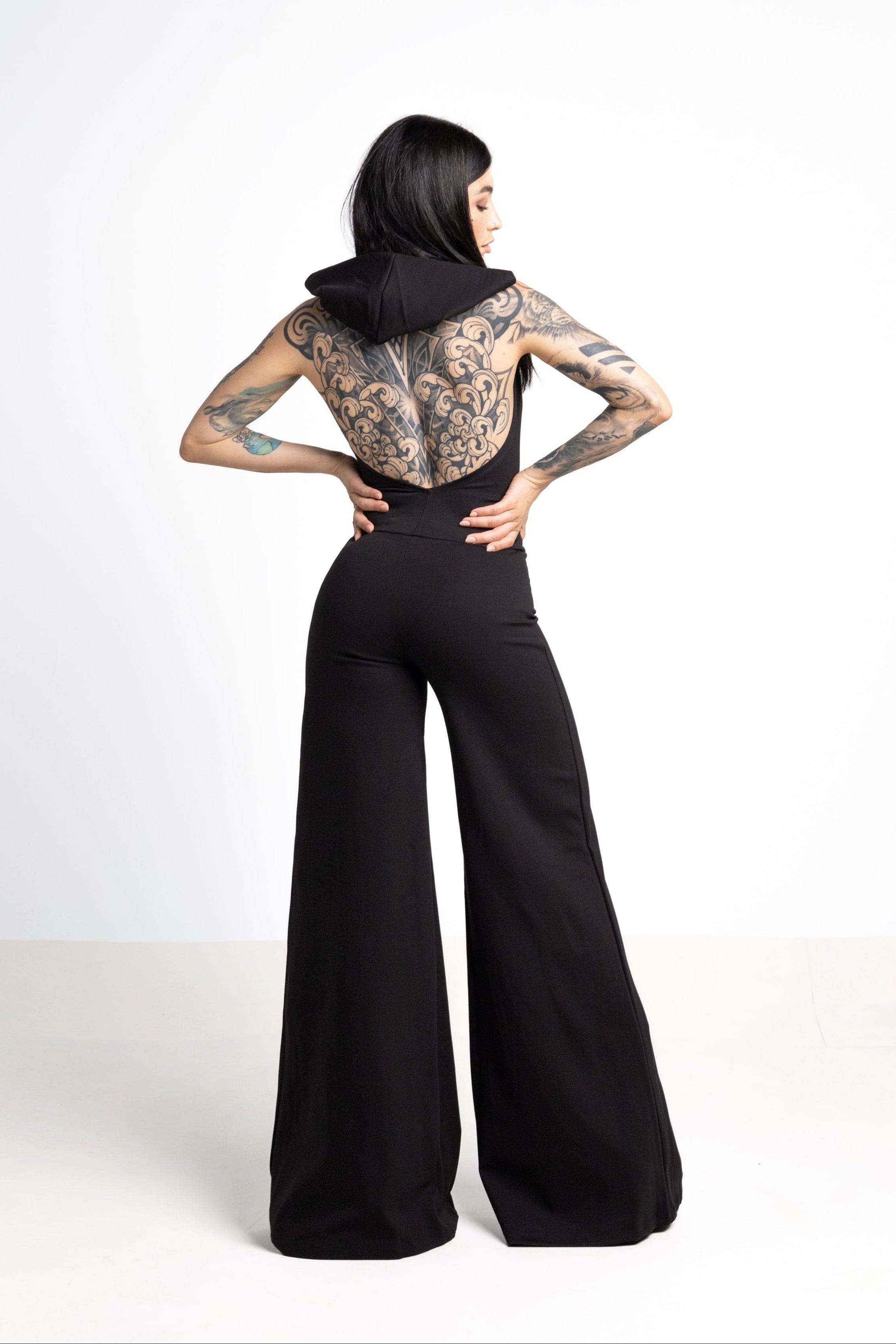 Rückenfreier Jumpsuit mit Kapuze und weitem Bein
