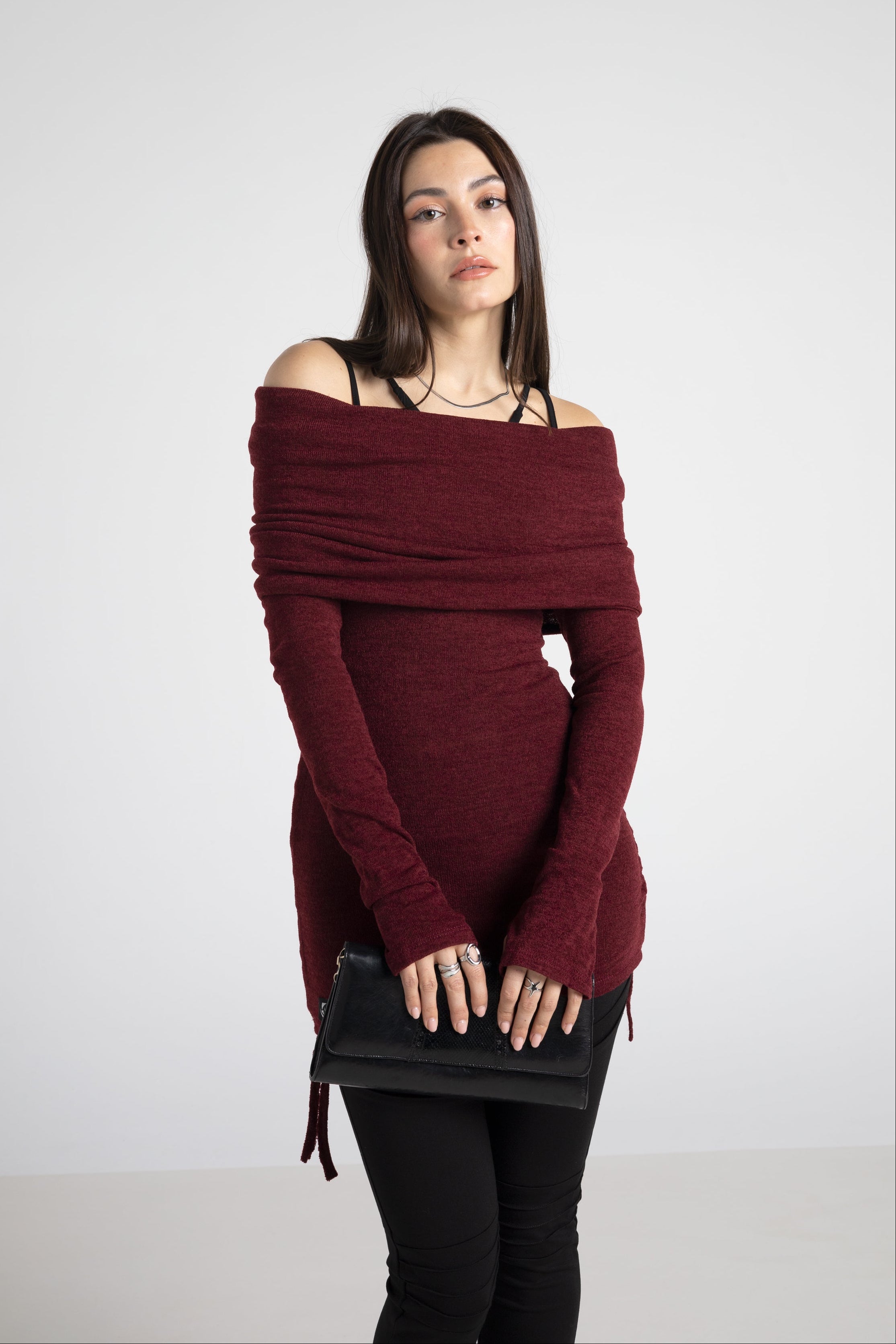 Vestido suéter con cuello vuelto y capucha negra