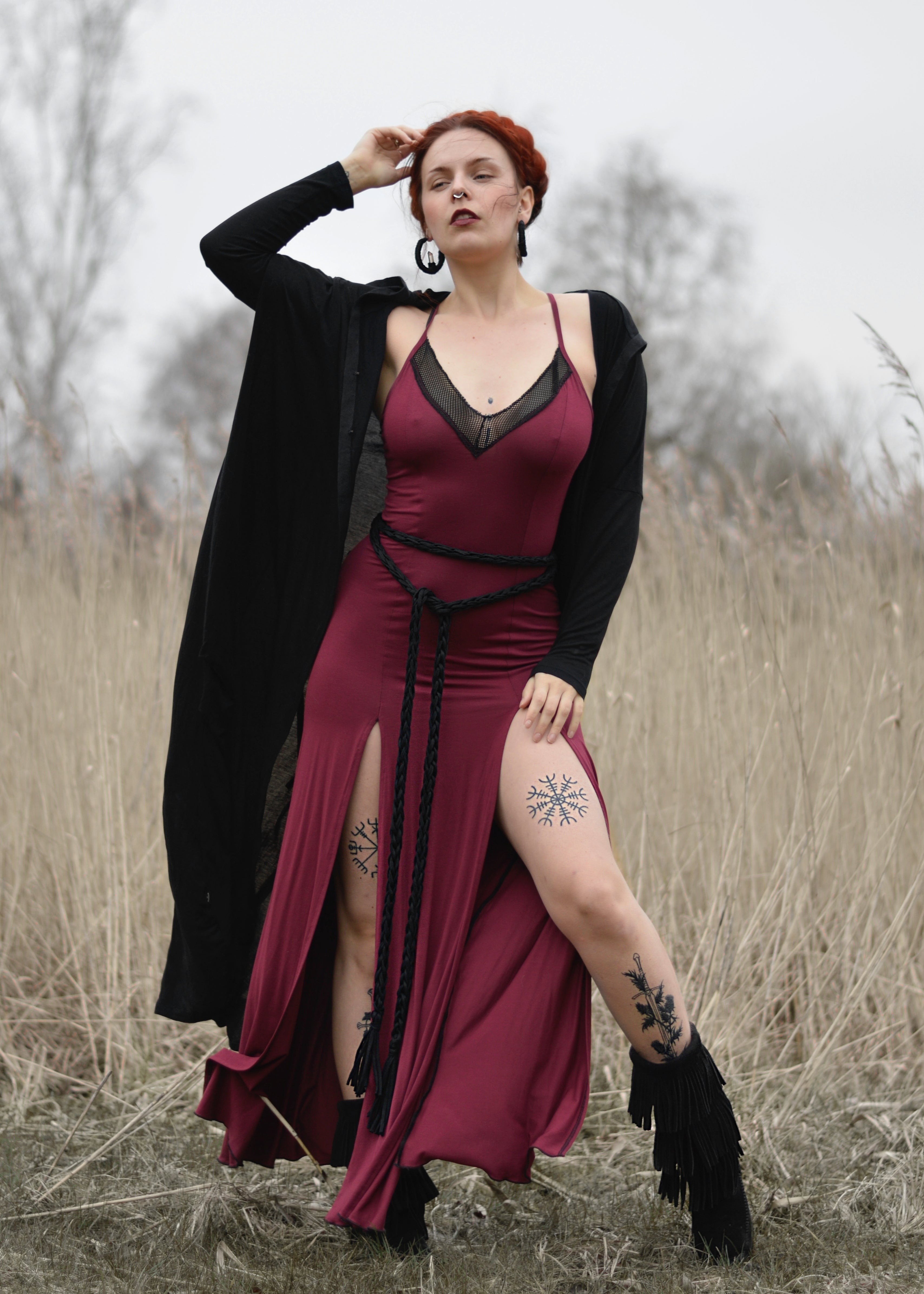 Schwarzes Maxi-Gothic-Kleid mit doppeltem Schlitz vorne