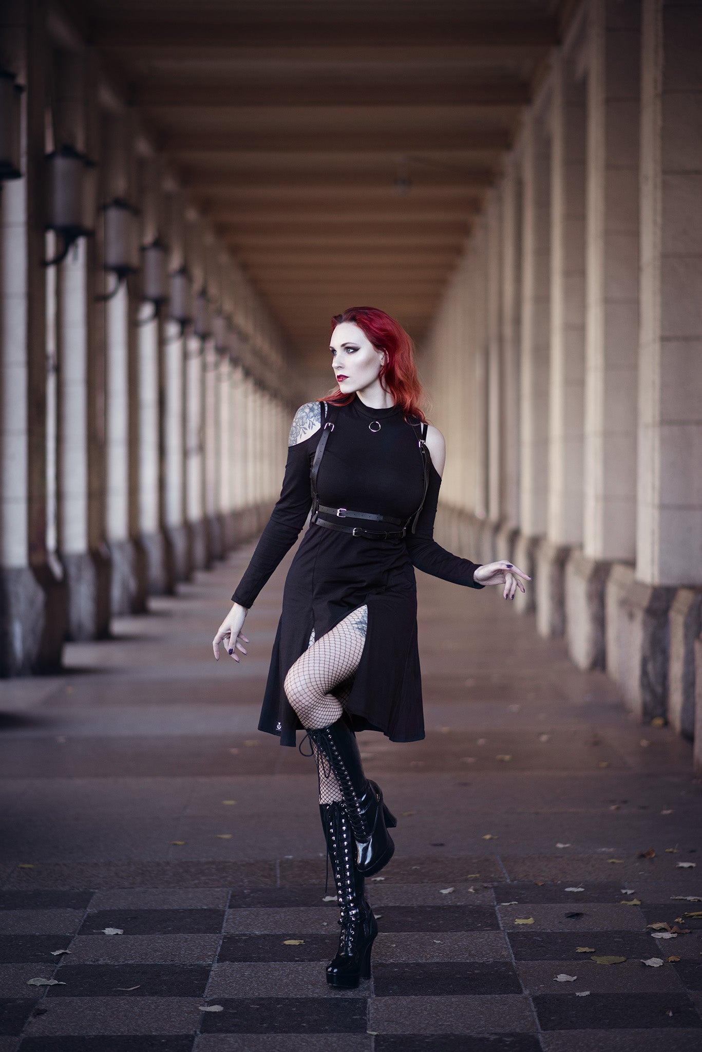 Grunge Midikleid mit Schlitzen vorne und Ärmeln