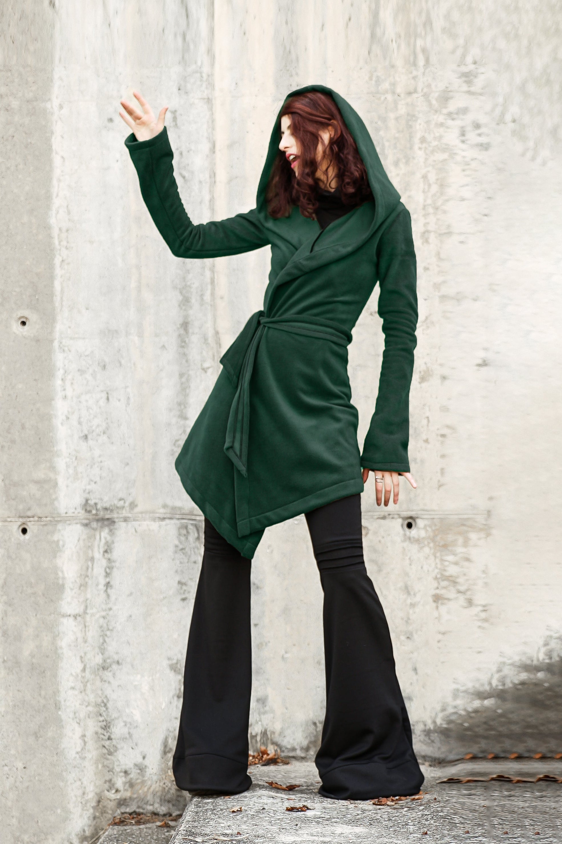 Smaragdgrüner Elfen-Wickelumhang mit Kapuze – Asymmetrischer Fleece-Umhang mit Maxi-Kapuze