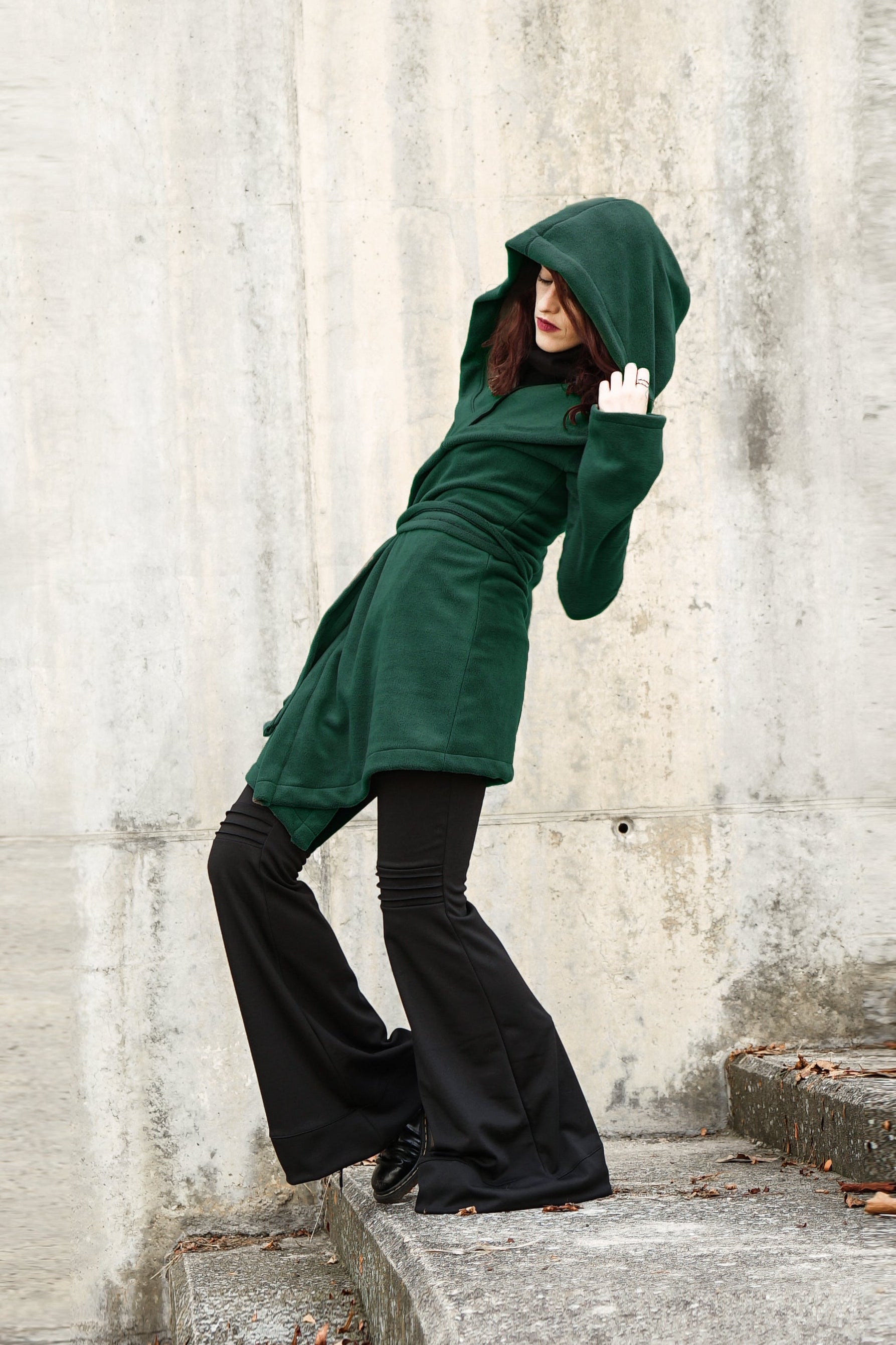 Smaragdgrüner Elfen-Wickelumhang mit Kapuze – Asymmetrischer Fleece-Umhang mit Maxi-Kapuze