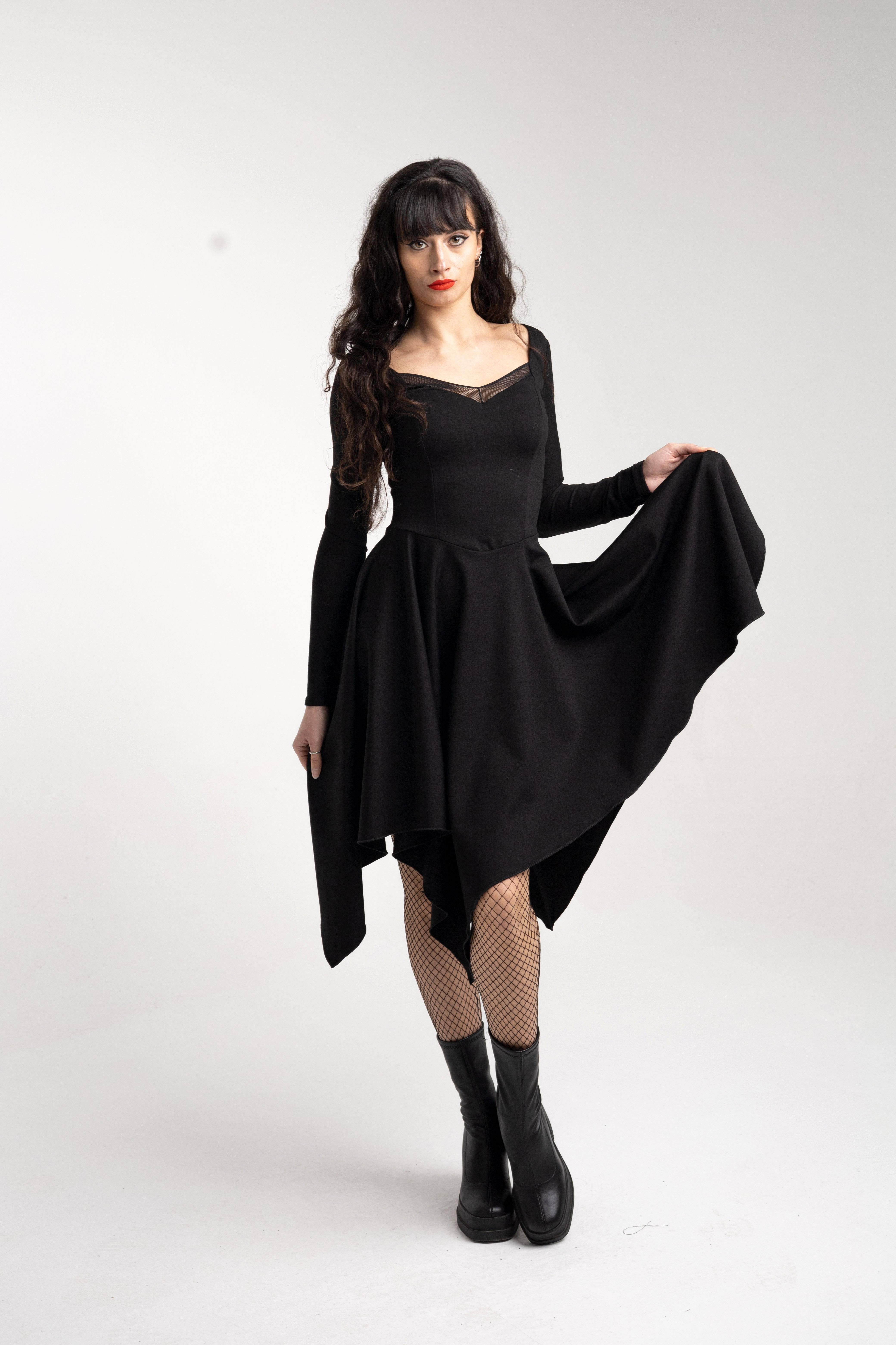 Vestido de bruja con mangas asimétricas y coset de hadas