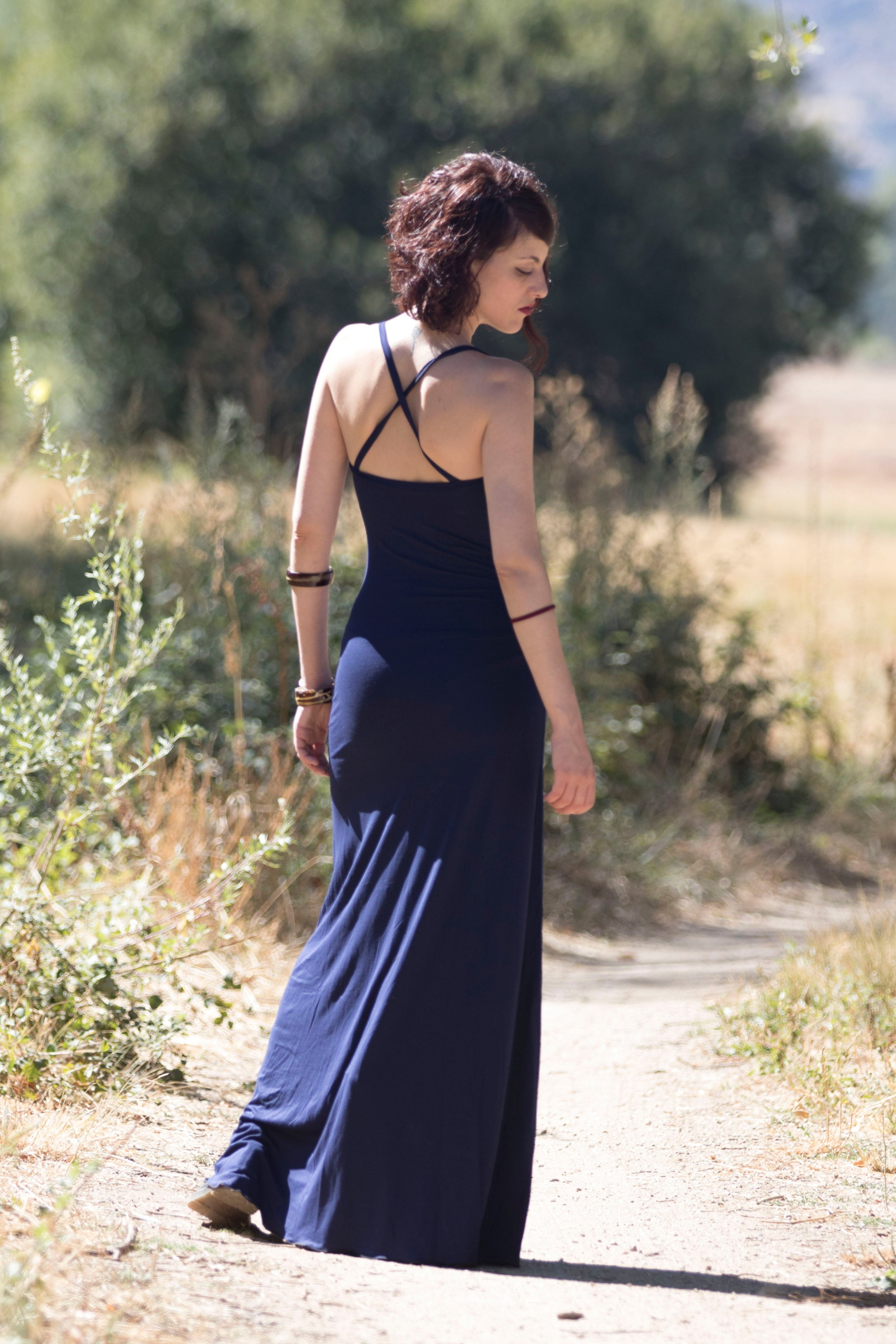 Vestido largo bohemio azul marino con abertura frontal