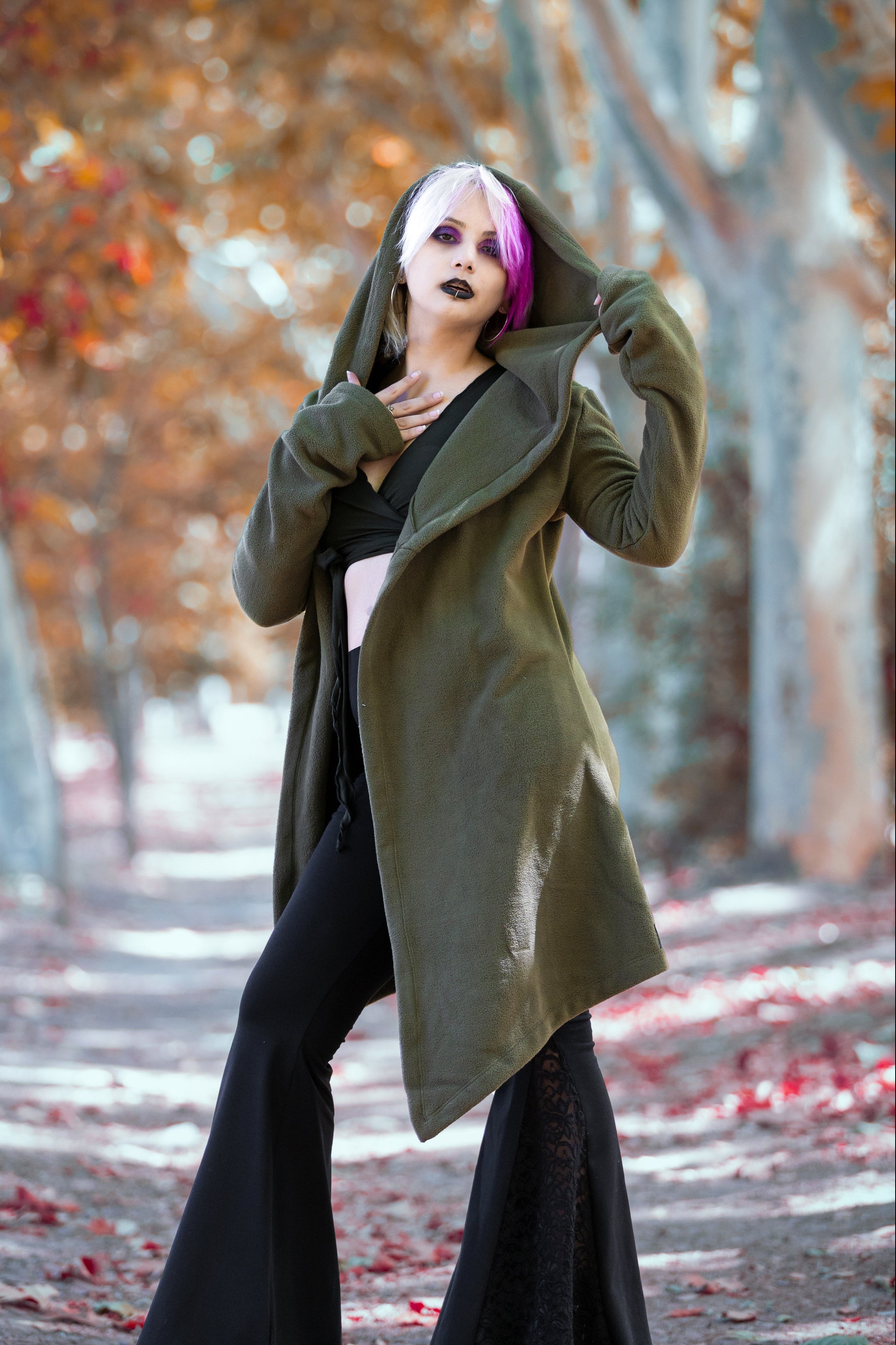 Schwarzer Elfen-Wickelumhang mit Kapuze – Asymmetrischer Fleece-Umhang mit Maxi-Kapuze