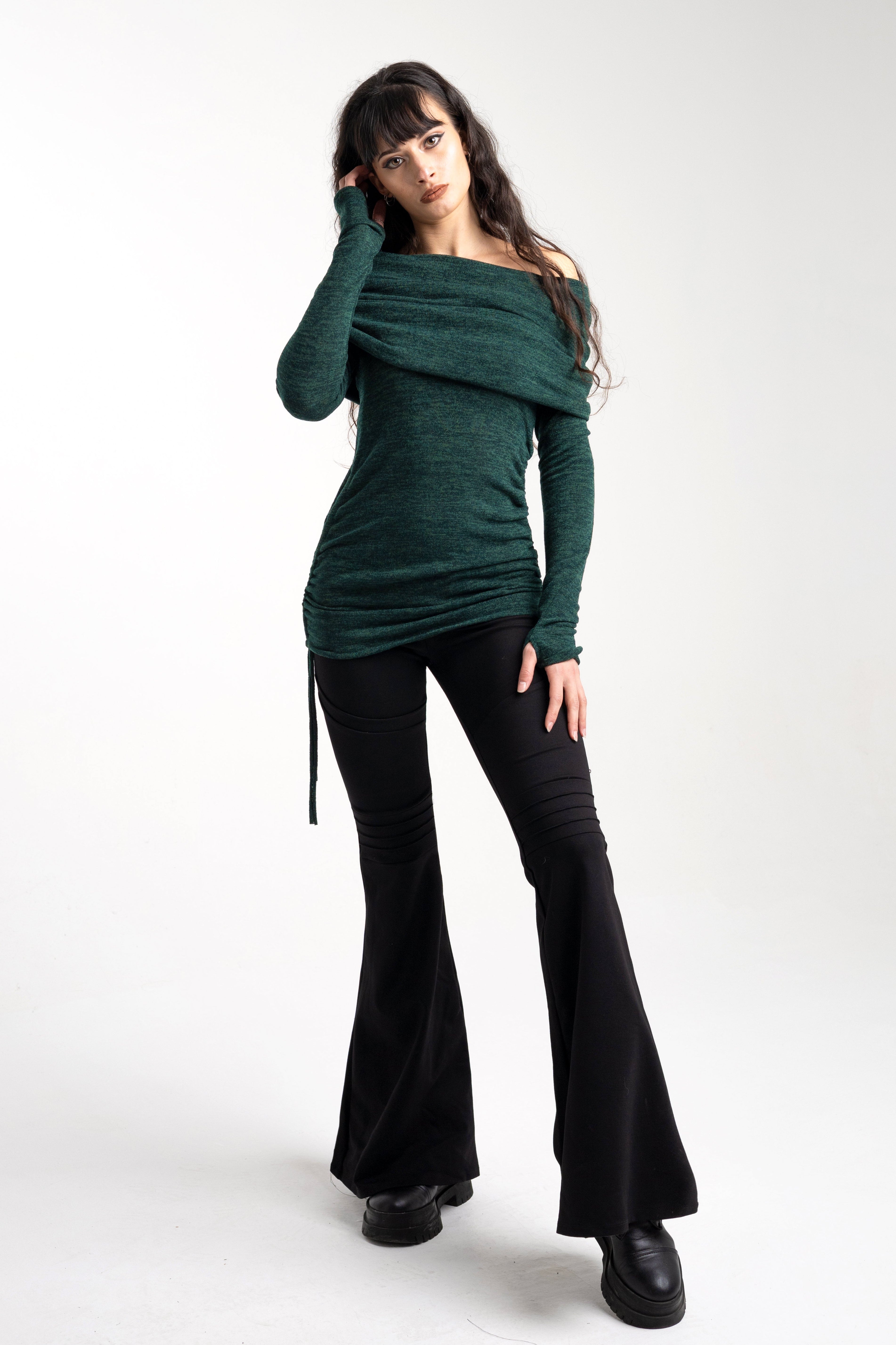 Vestido-suéter con capucha y cuello vuelto de color verde bosque con largo ajustable