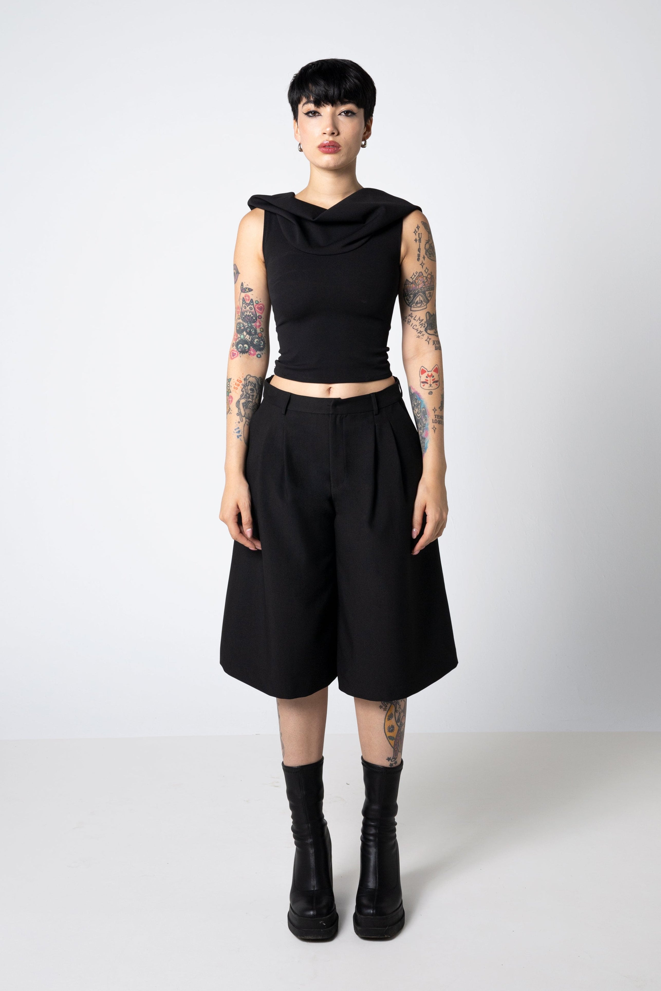 Pantalón culotte plisado cropped con silueta de falda - Tailor Jorts