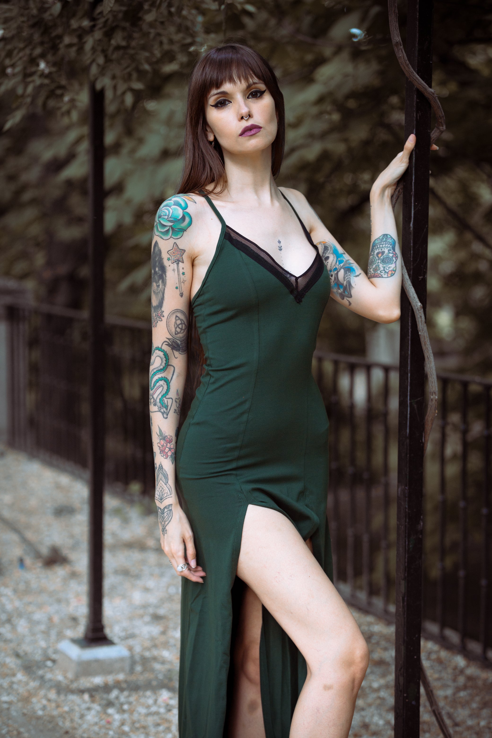 Schwarzes Maxi-Gothic-Kleid mit doppeltem Schlitz vorne