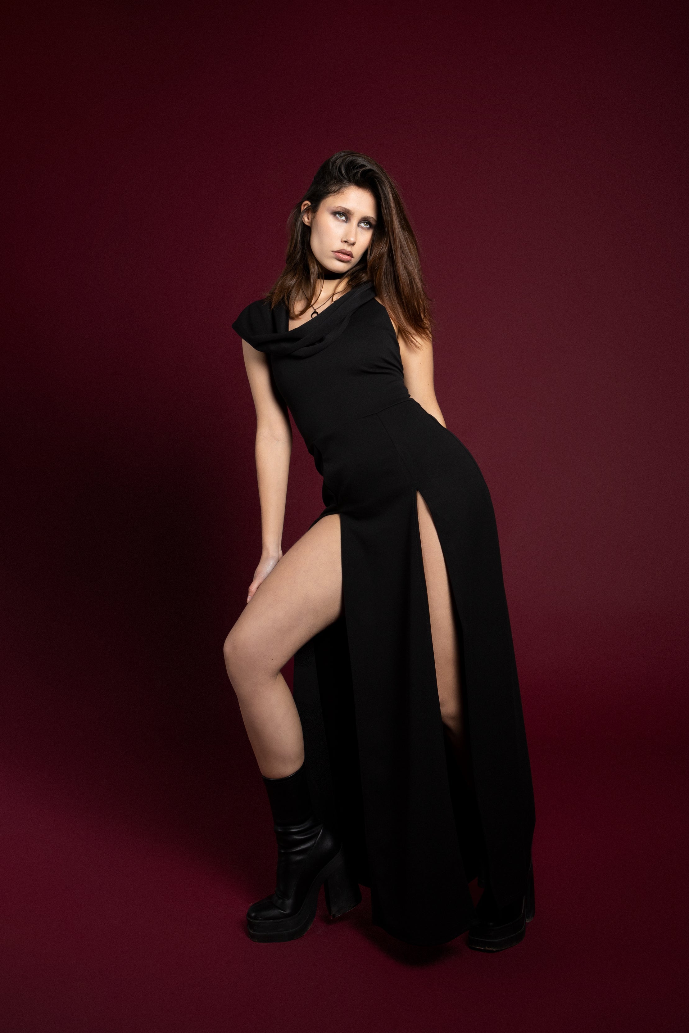 Vestido largo con capucha y doble abertura frontal - Verde esmeralda