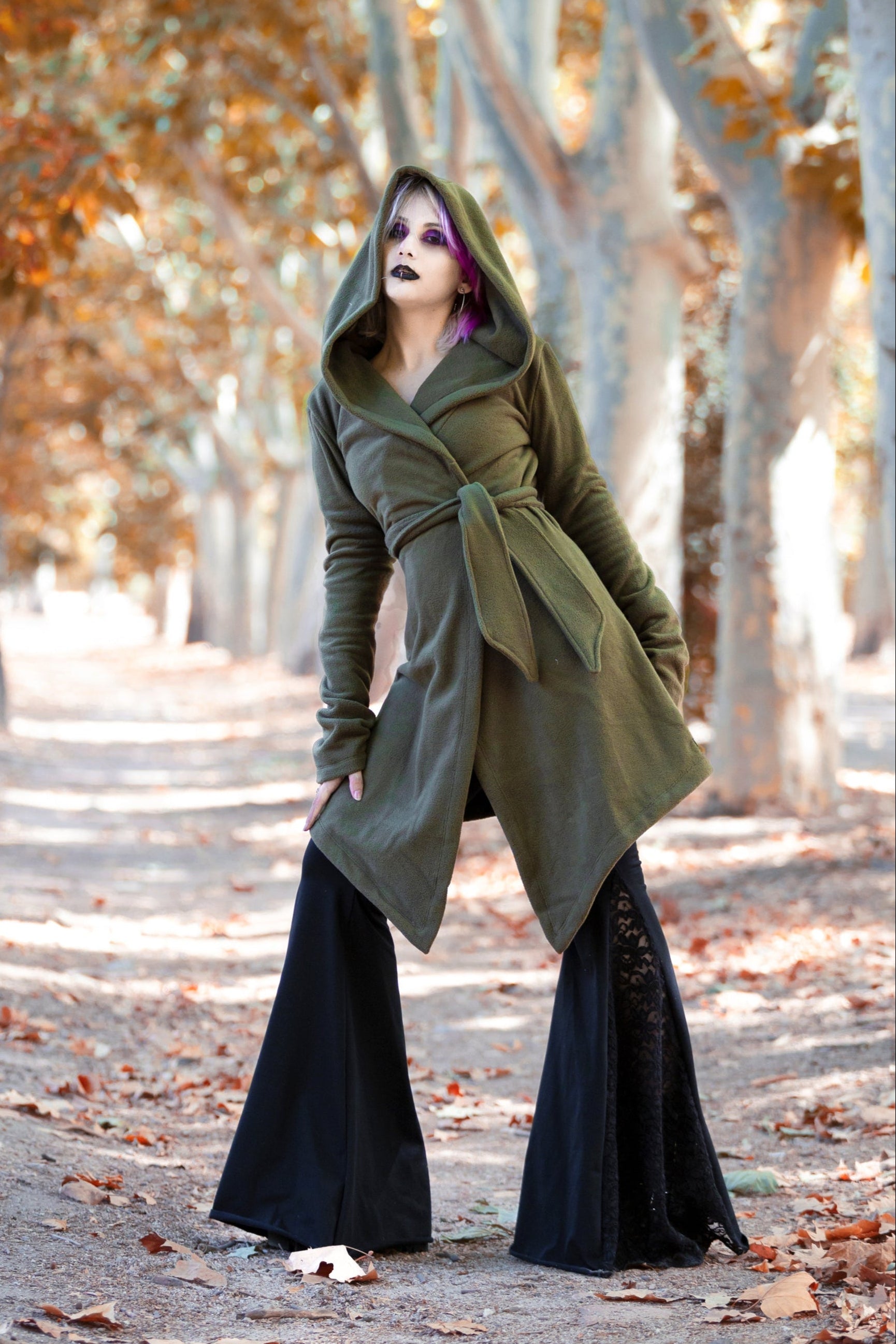 Schwarzer Elfen-Wickelumhang mit Kapuze – Asymmetrischer Fleece-Umhang mit Maxi-Kapuze