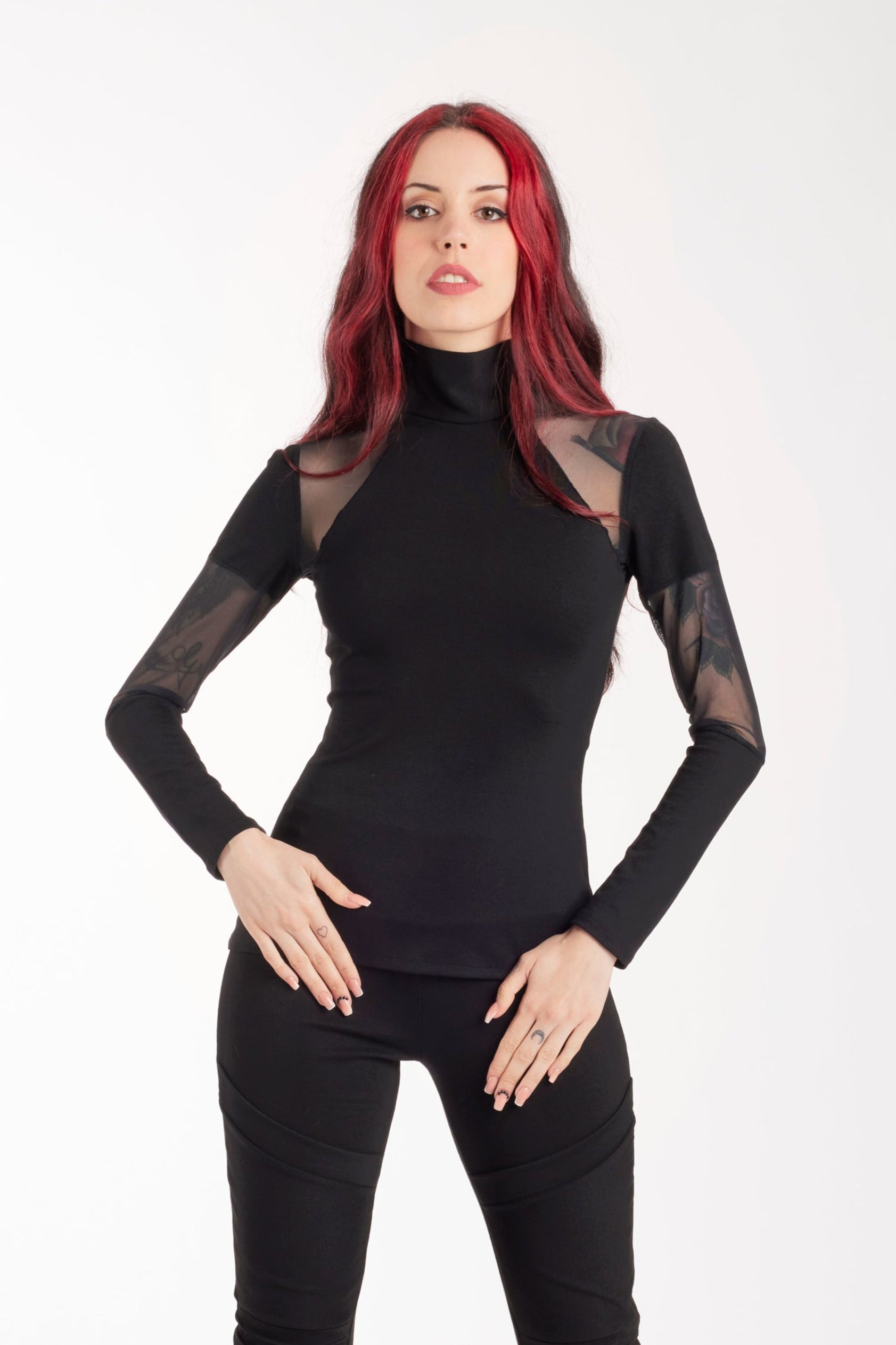 Top de malla transparente negro de cuello alto
