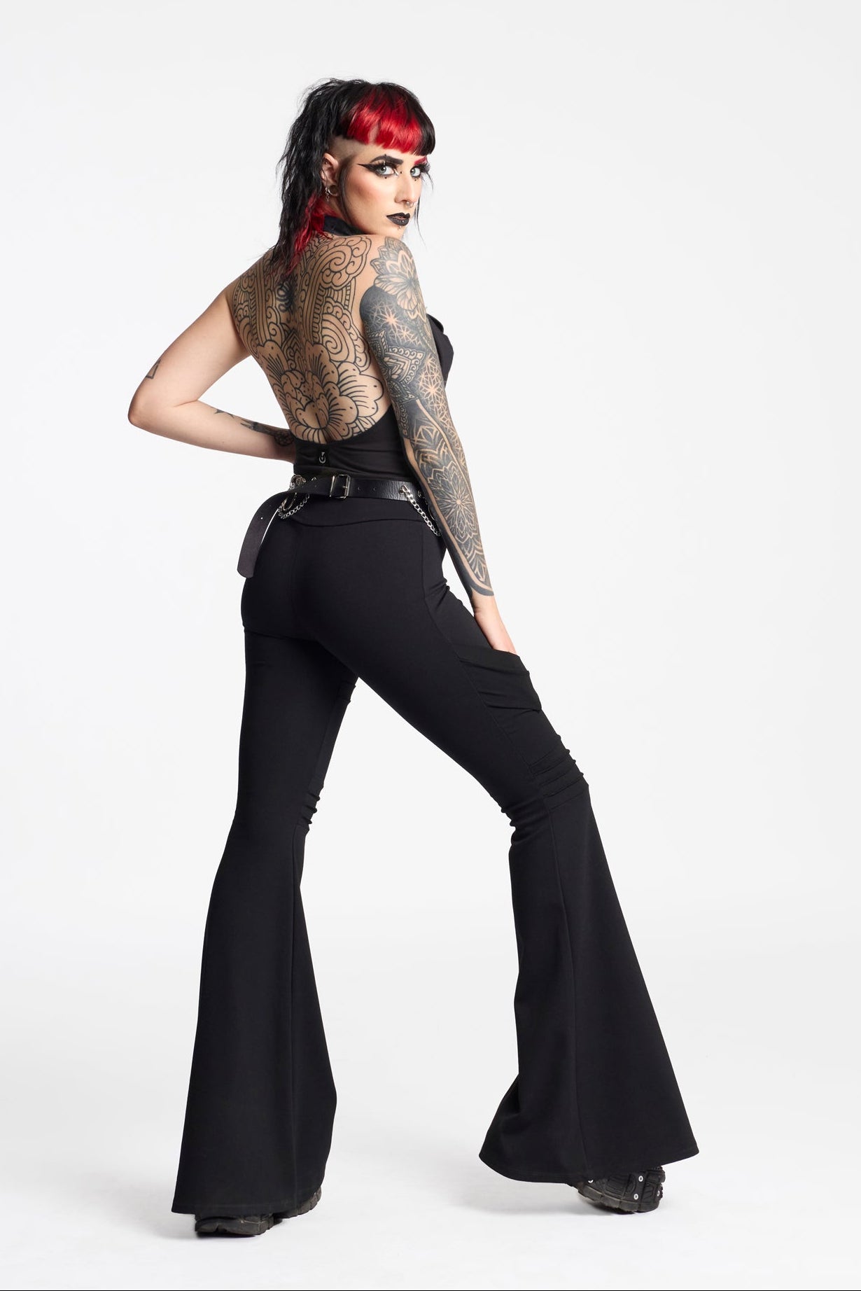 Pantalón largo acampanado futurista negro con bolsillos