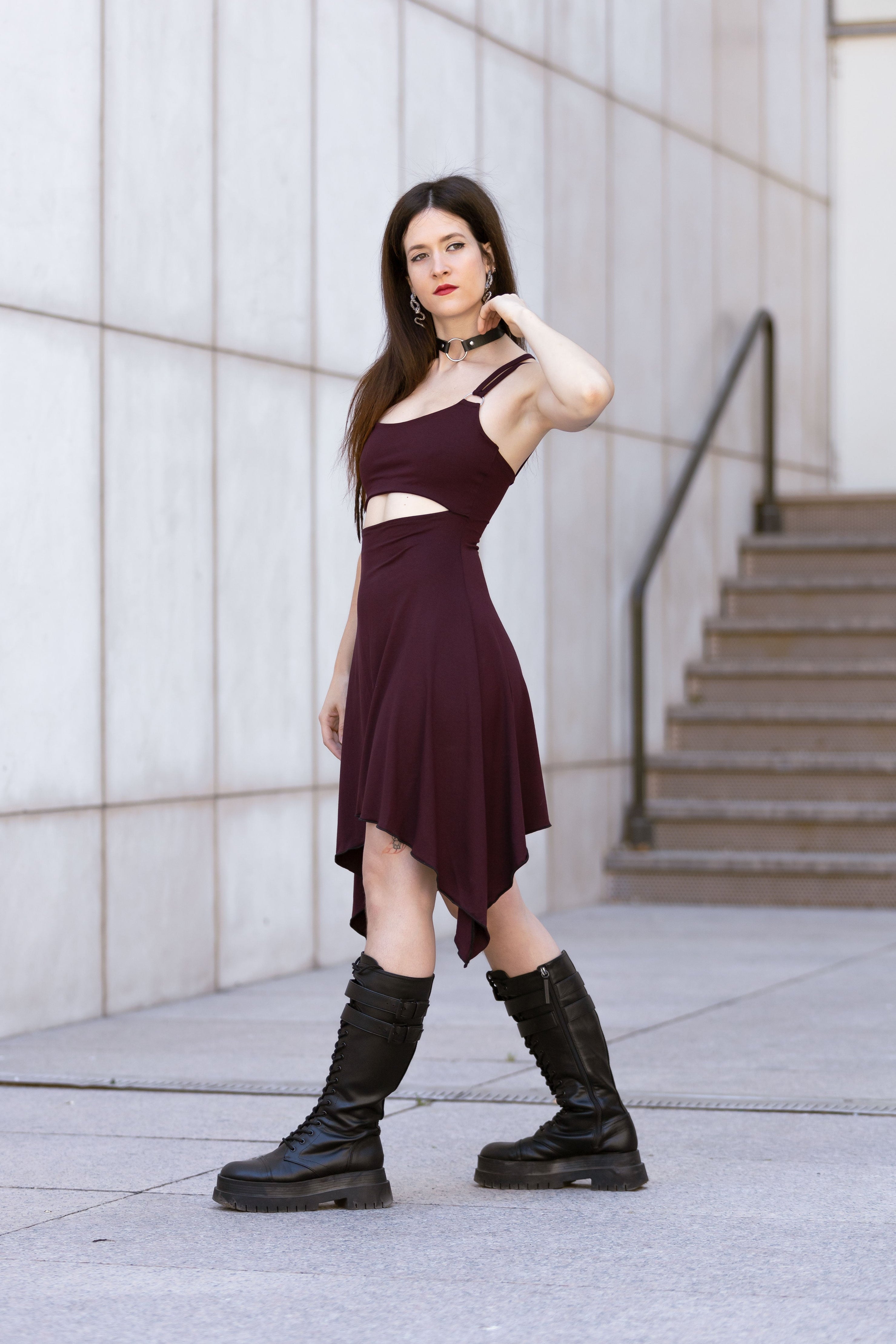 Feenhaftes schwarzes Gothic Asymmetrisches Festivalkleid