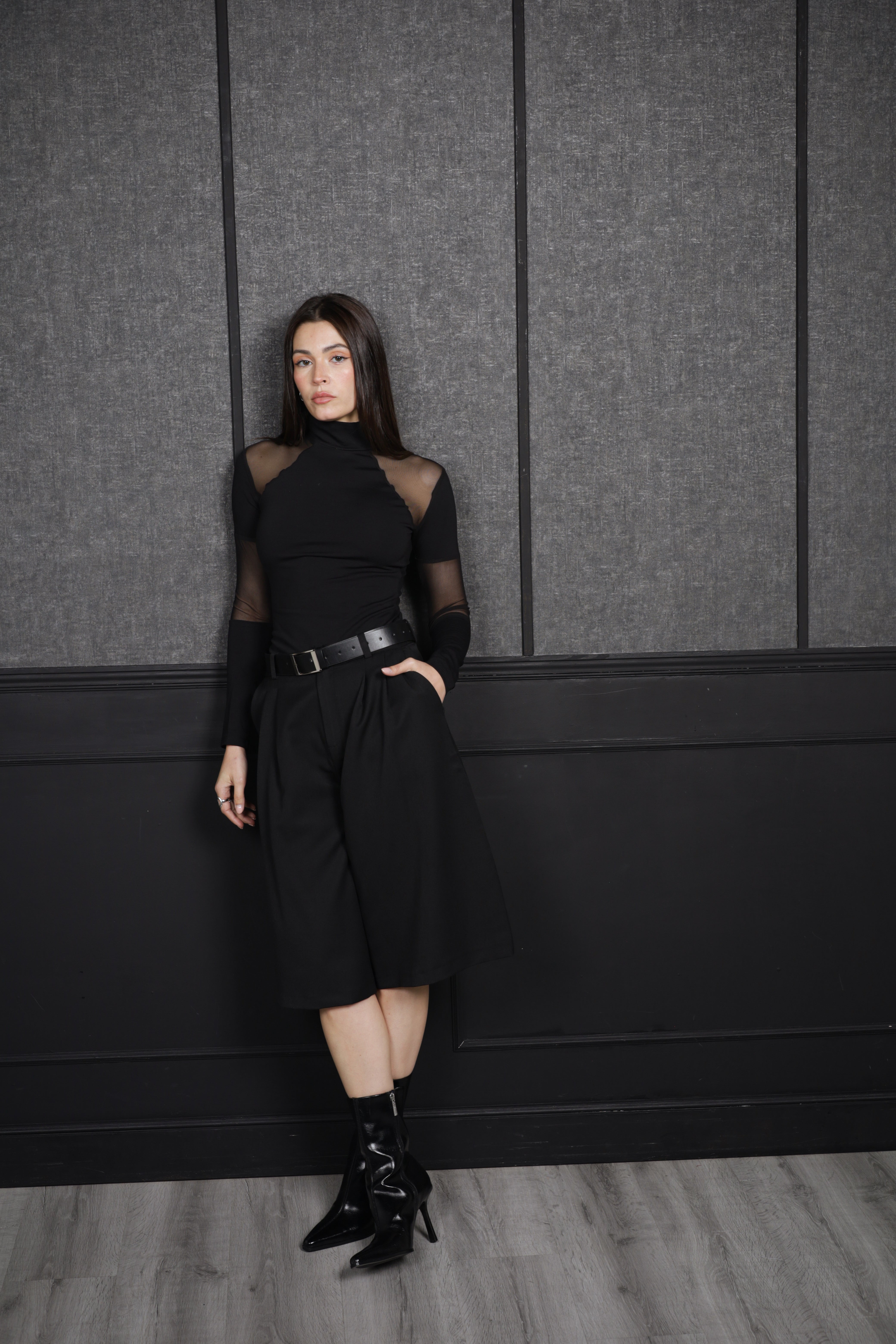 Top de malla transparente negro de cuello alto