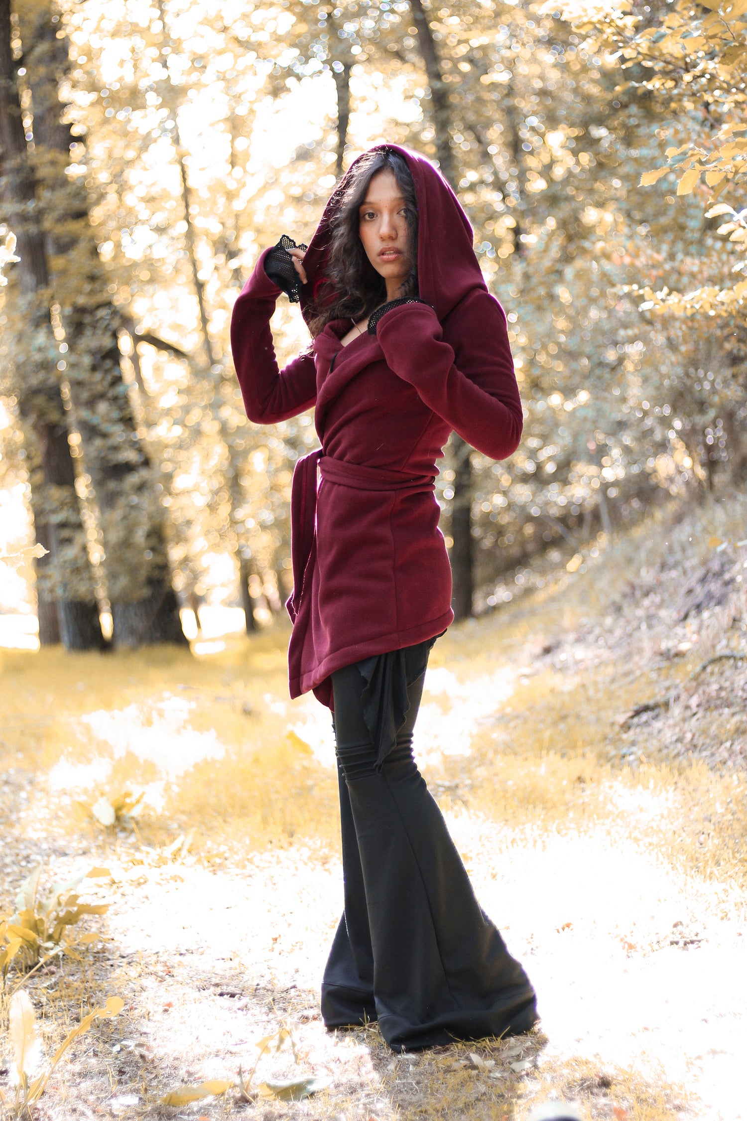 Bordeaux Kapuzen-Elfenwickelmantel – Asymmetrischer Fleece-Cape mit Maxi-Kapuze