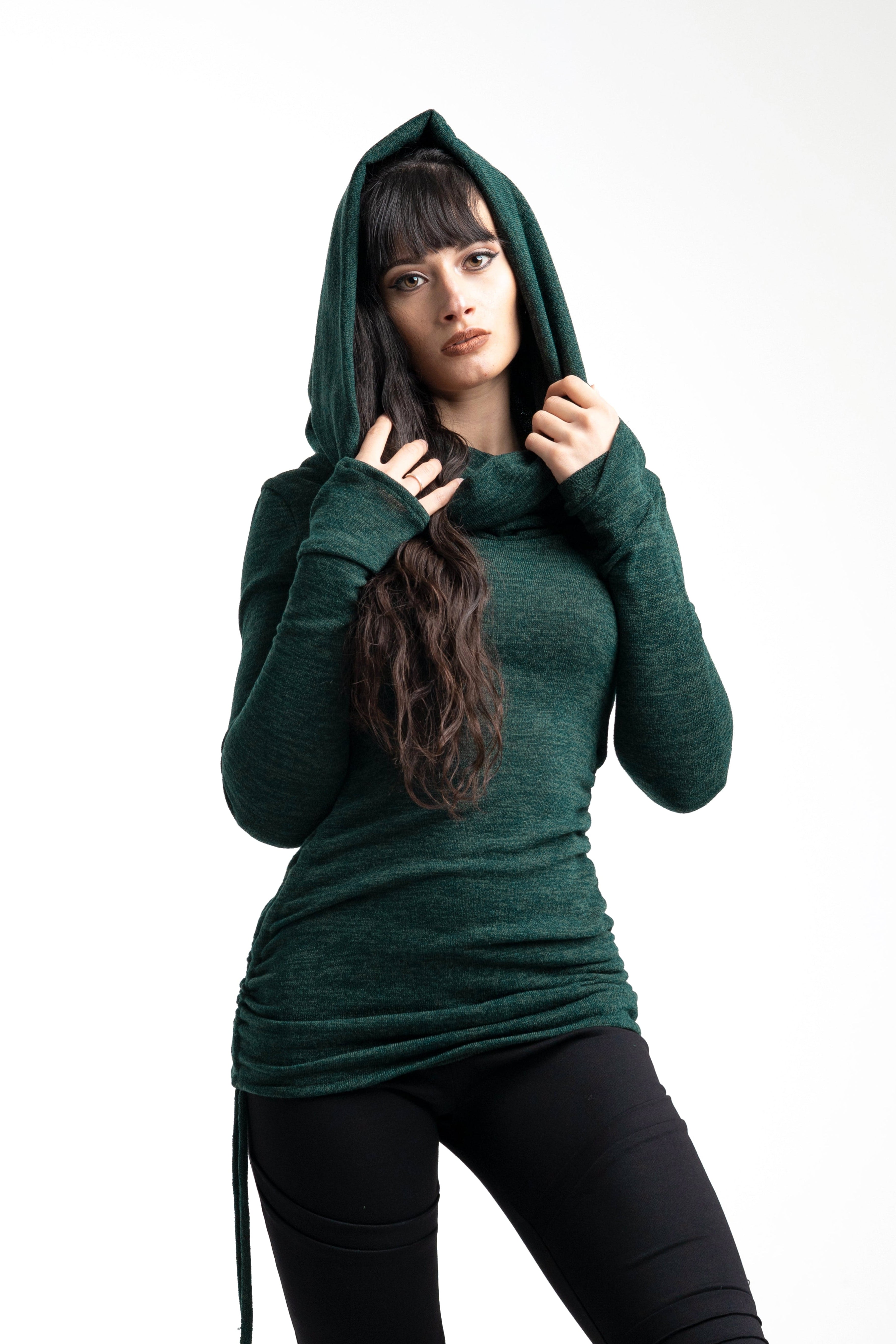 Vestido-suéter con capucha y cuello vuelto de color verde bosque con largo ajustable