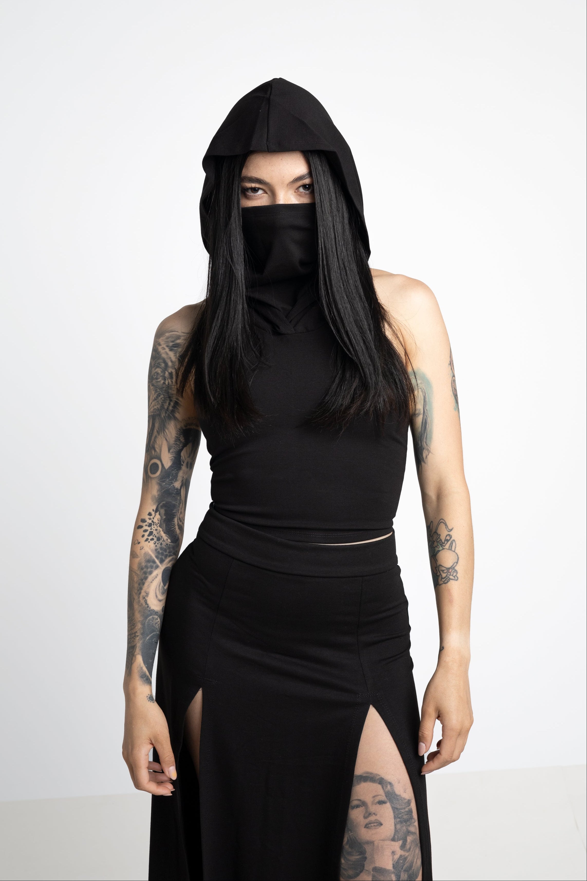 Schwarzes Kapuzen-Crop-Top mit Gesichtsmaske - Festival-Outfit