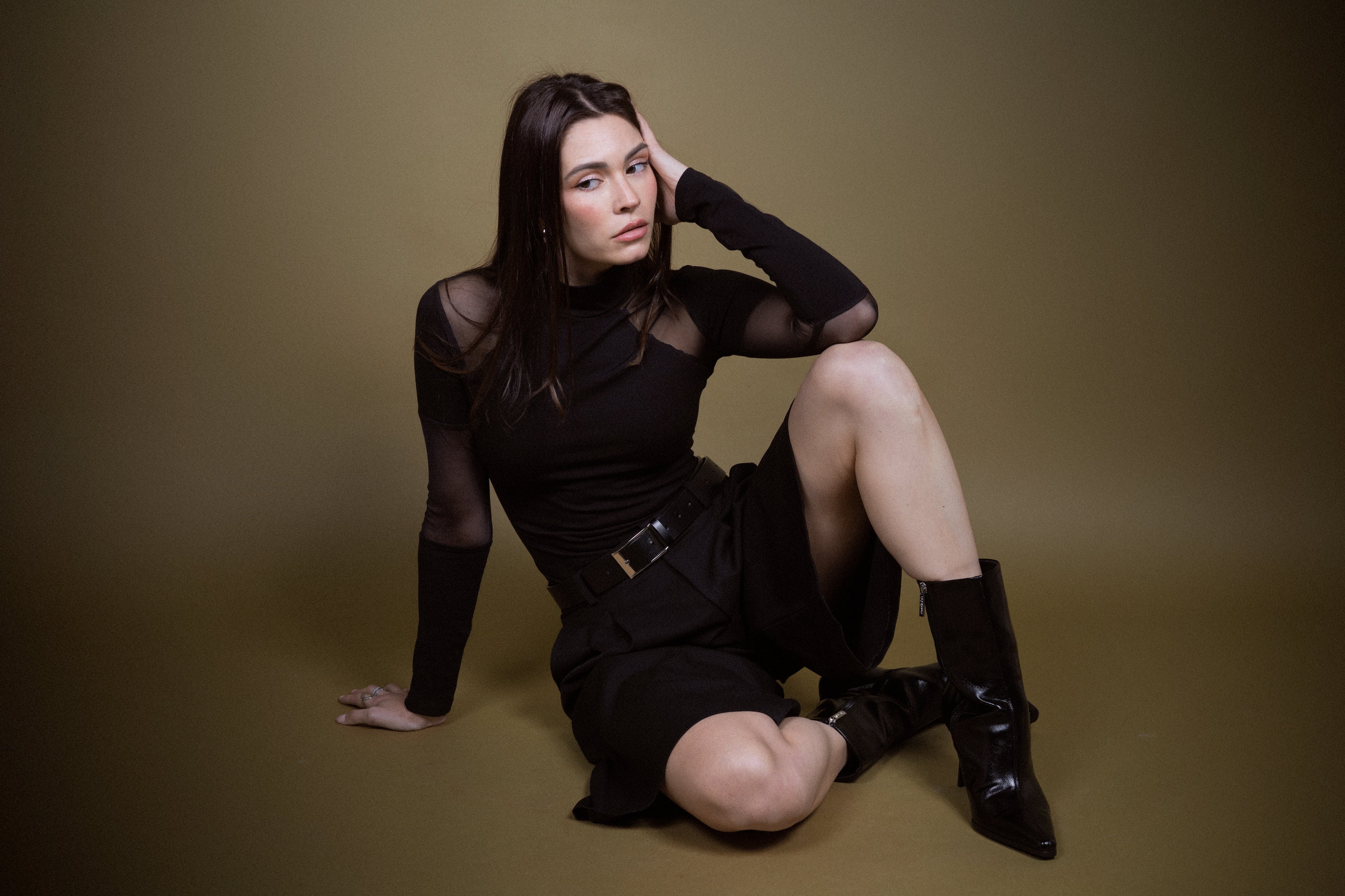 Top de malla transparente negro de cuello alto