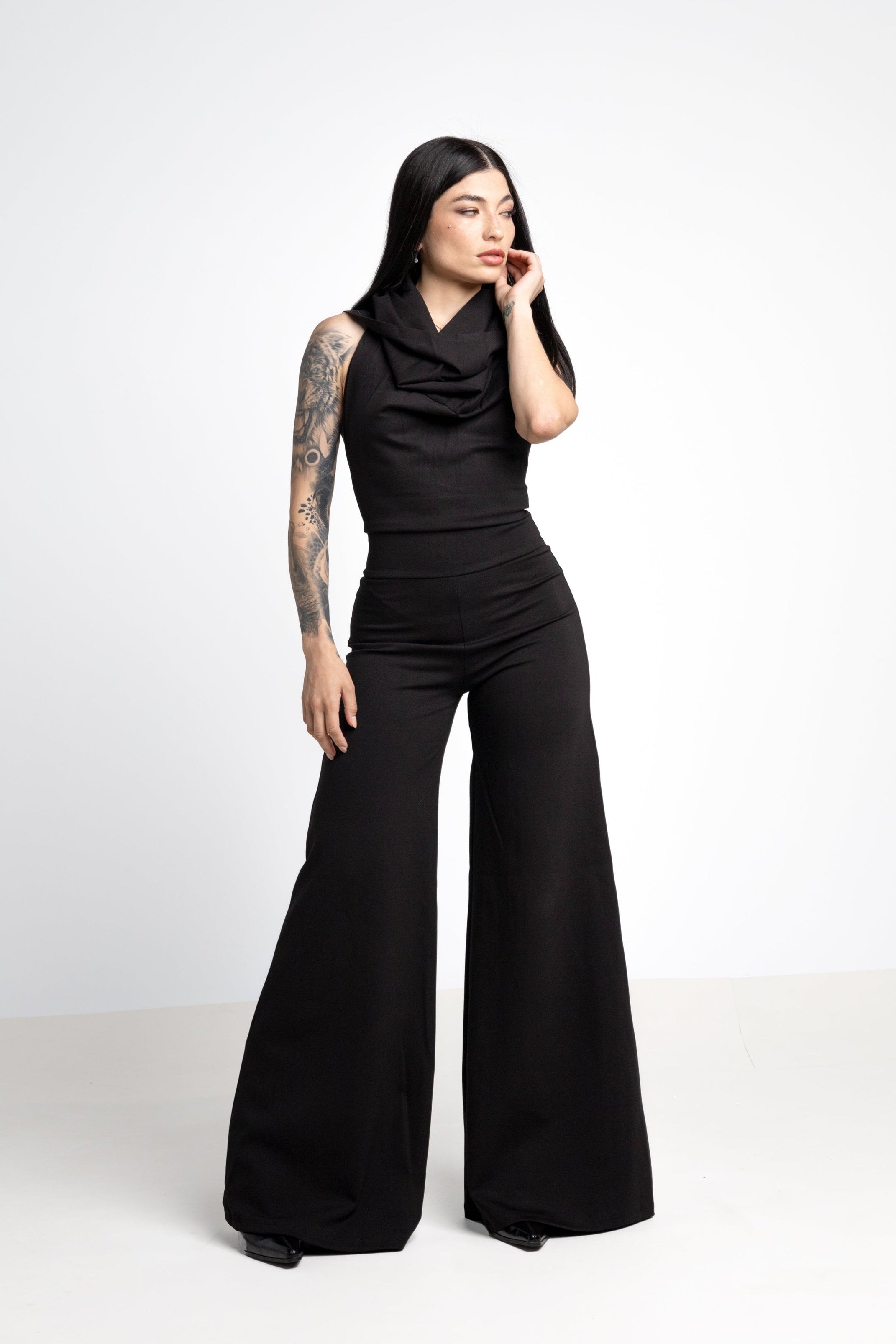 Rückenfreier Jumpsuit mit Kapuze und weitem Bein