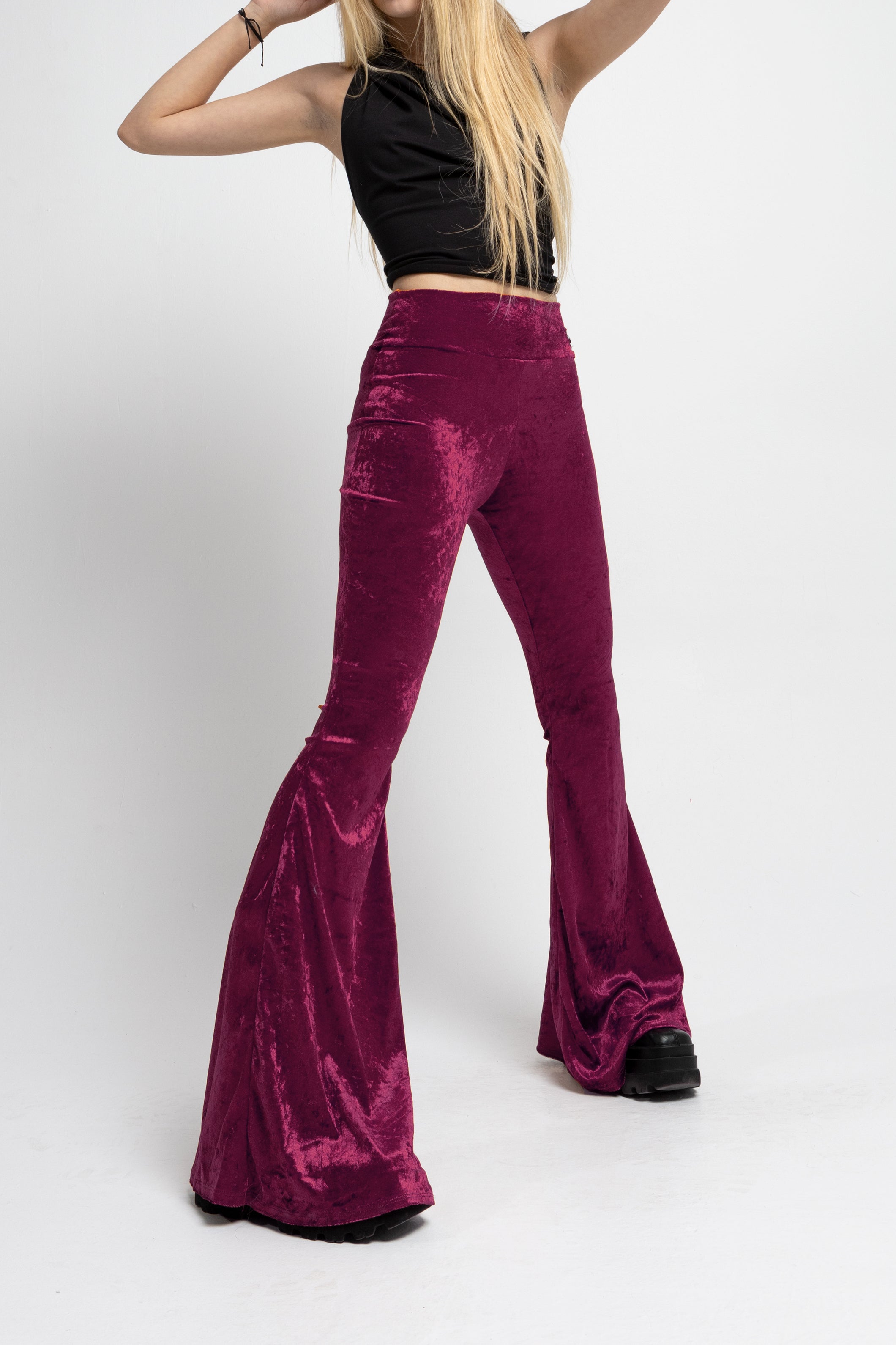 Braguita acampanada de terciopelo con tiro alto en color verde azulado. Estilo años 70.