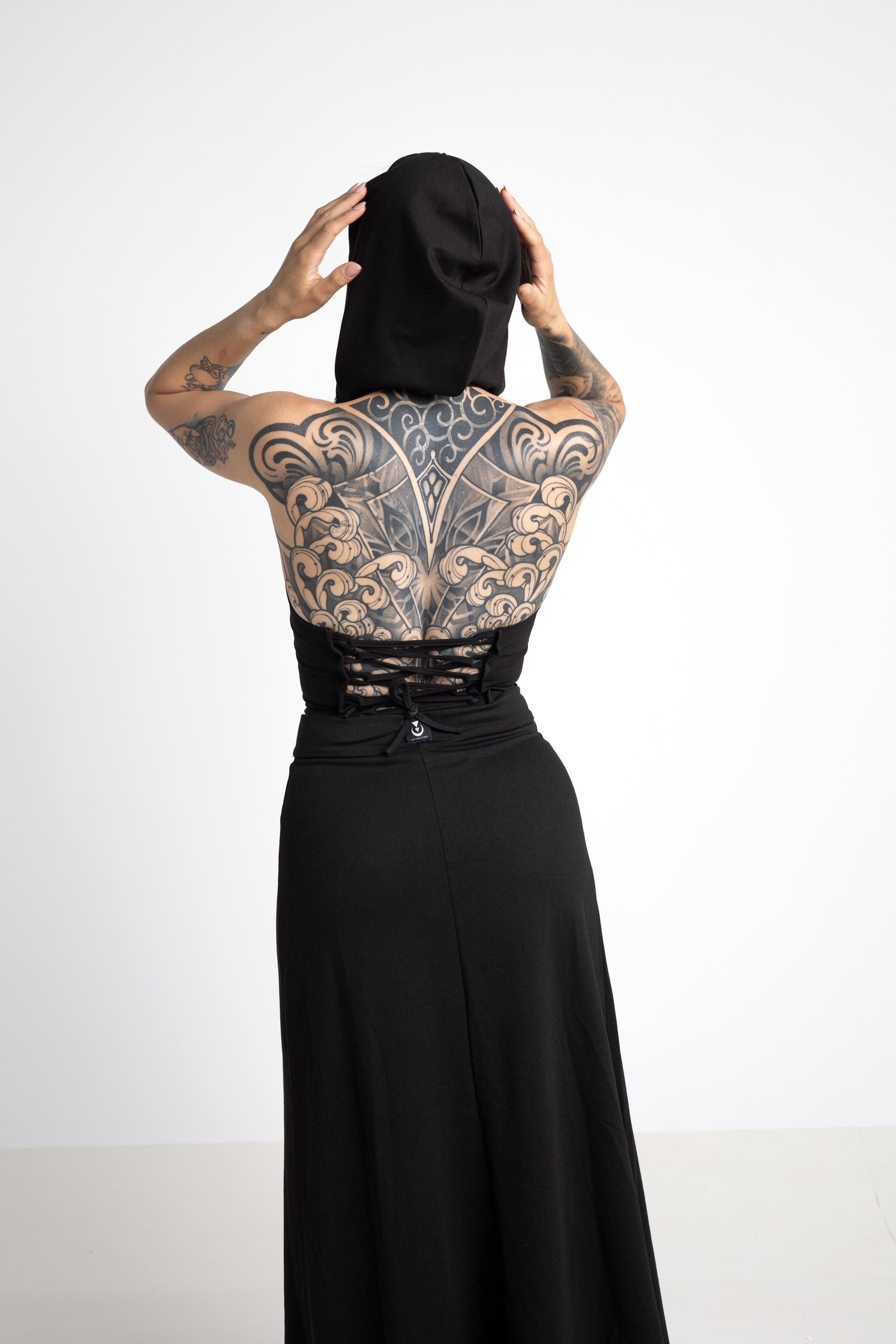 Schwarzes Kapuzen-Crop-Top mit Gesichtsmaske - Festival-Outfit