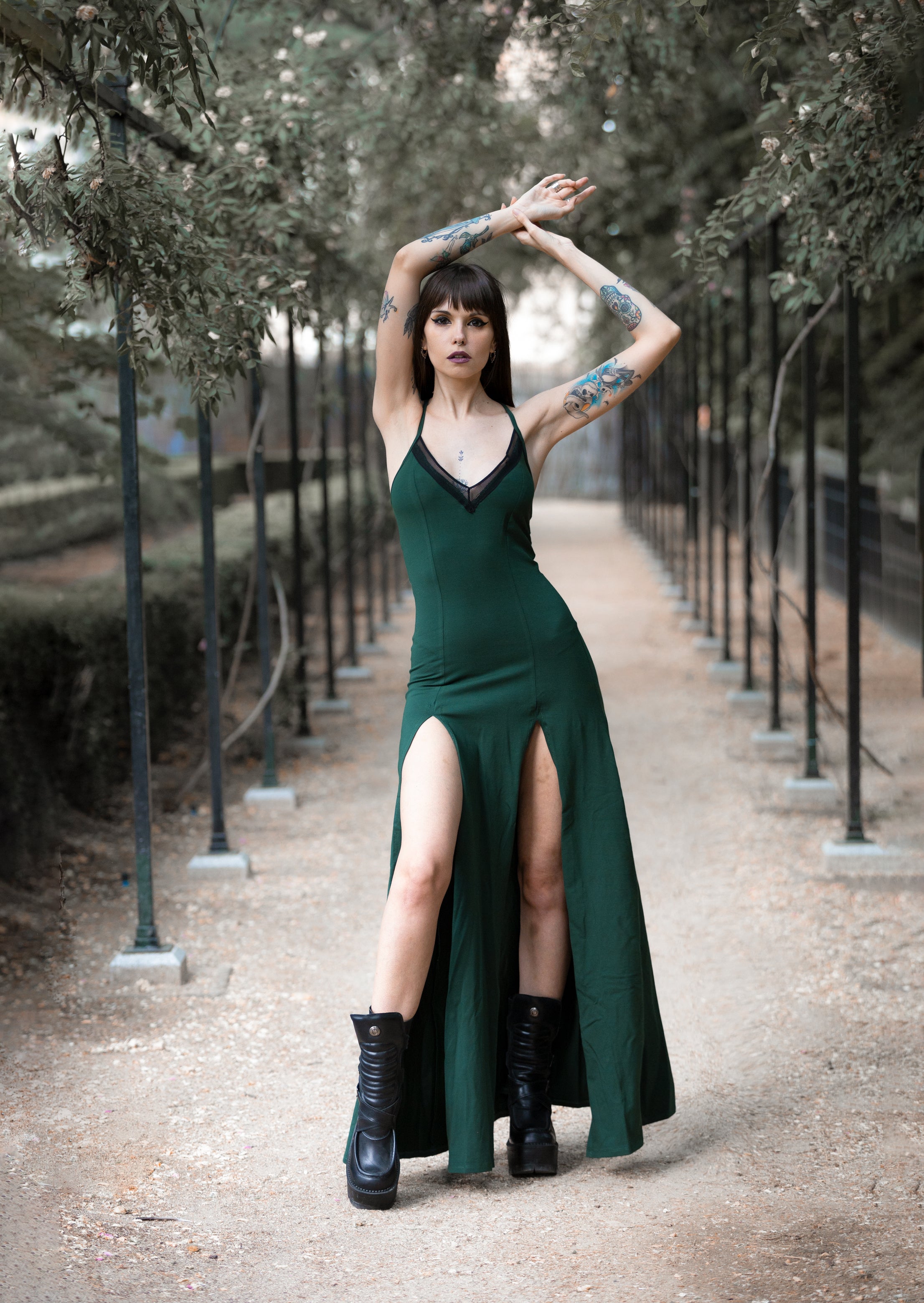 Schwarzes Maxi-Gothic-Kleid mit doppeltem Schlitz vorne