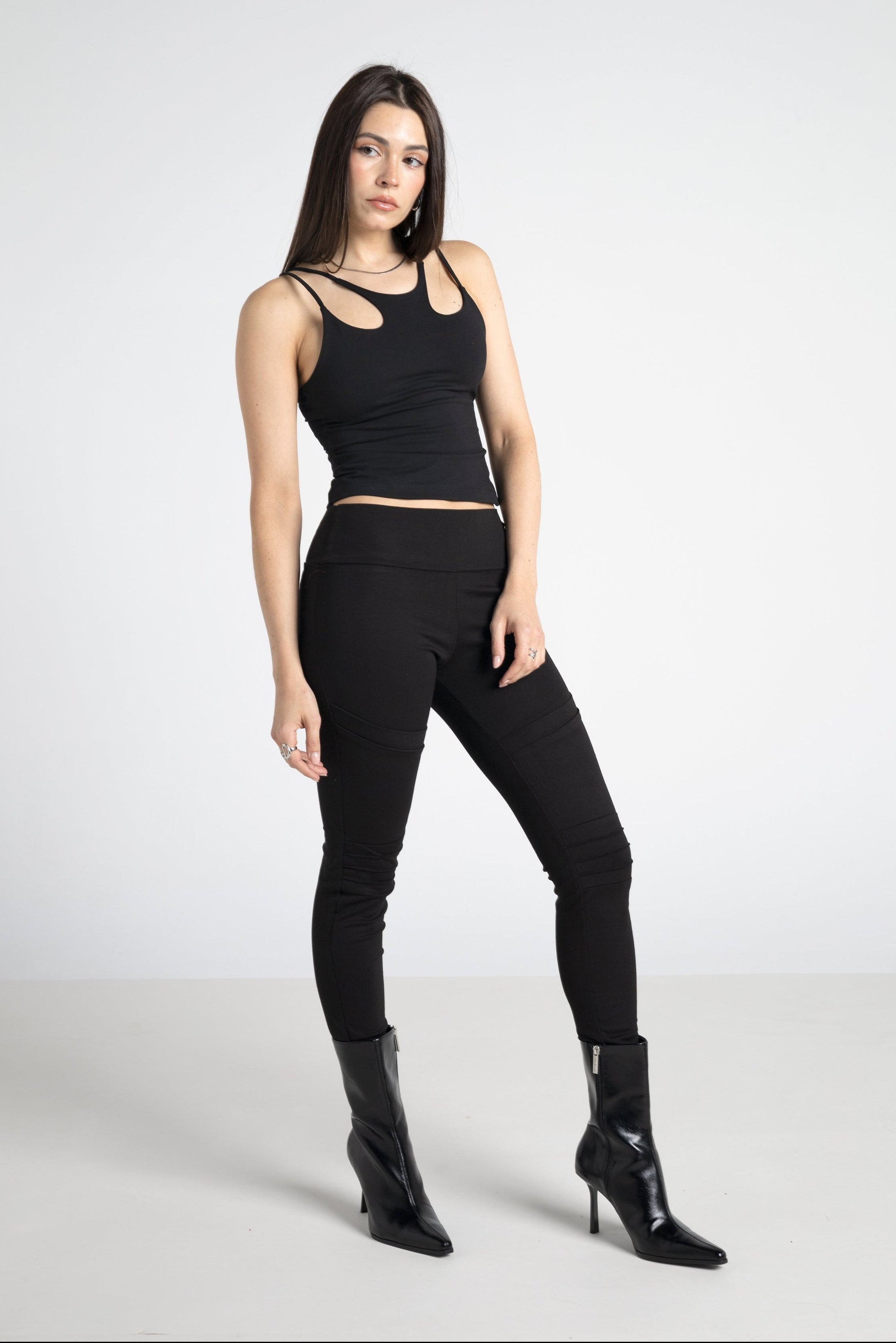 Leggings ajustados con costuras en las rodillas: pantalones elásticos futuristas estilo steampunk