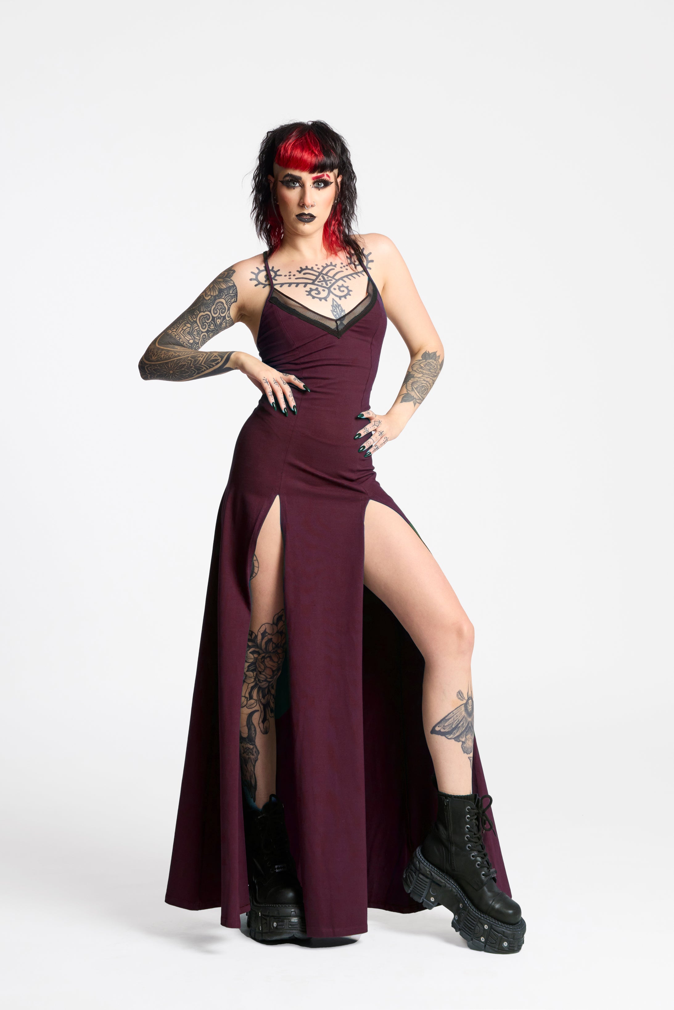 Schwarzes Maxi-Gothic-Kleid mit doppeltem Schlitz vorne
