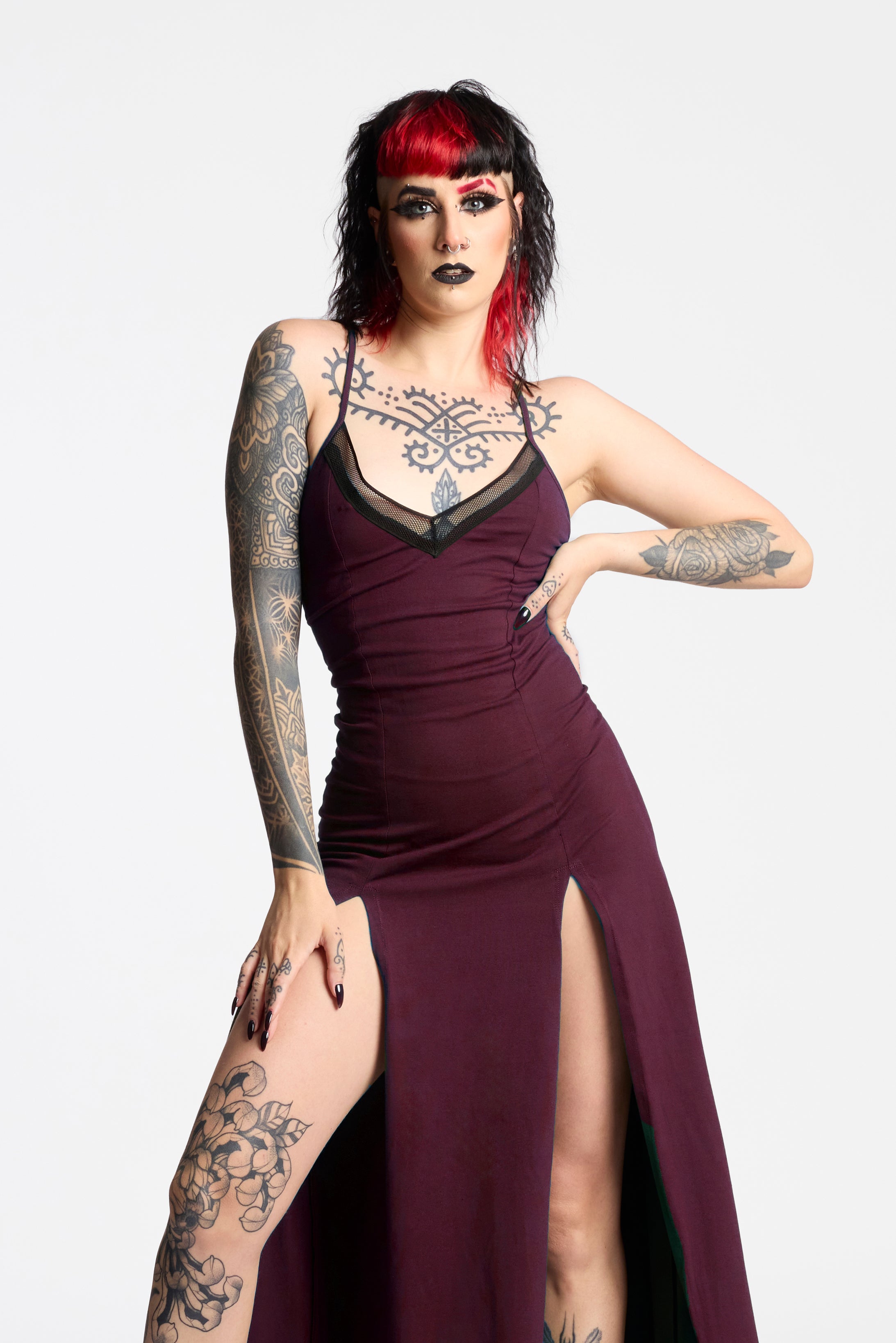 Schwarzes Maxi-Gothic-Kleid mit doppeltem Schlitz vorne